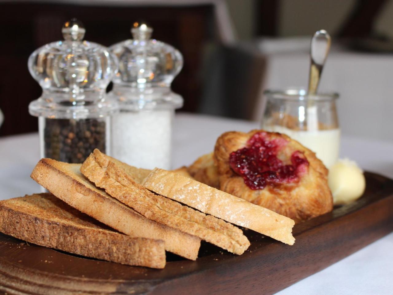The Bell Hotel Clare Luaran gambar